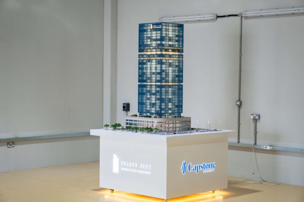 نموذج لمبنى عقاري بواجهة زجاجية يعكس التصميم الحديث والتفاصيل المعمارية الدقيقة، مع إبراز الارتفاع والتناسق في الهيكل